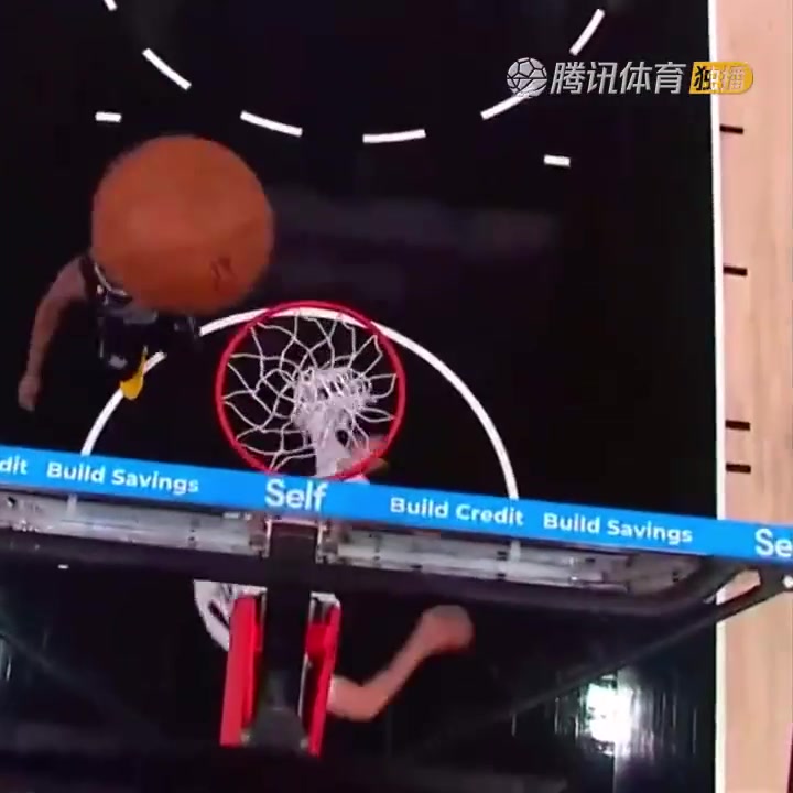 罕見一幕！努爾基奇拋投 球神奇停在籃板上沿 看呆凱爾登?。ㄅ瑺柣婕\）
